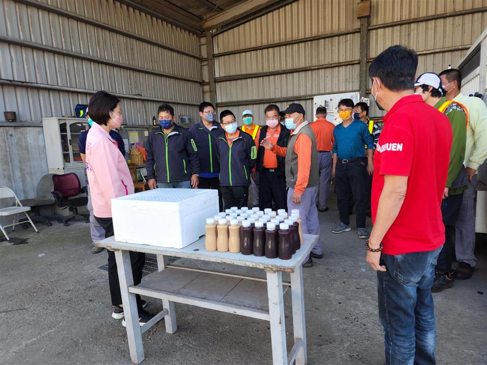 04月份鎮政活動剪影1110404清明連假期間，清潔隊照常為民服務，黃鎮長慰勞清潔隊員~辛苦了 